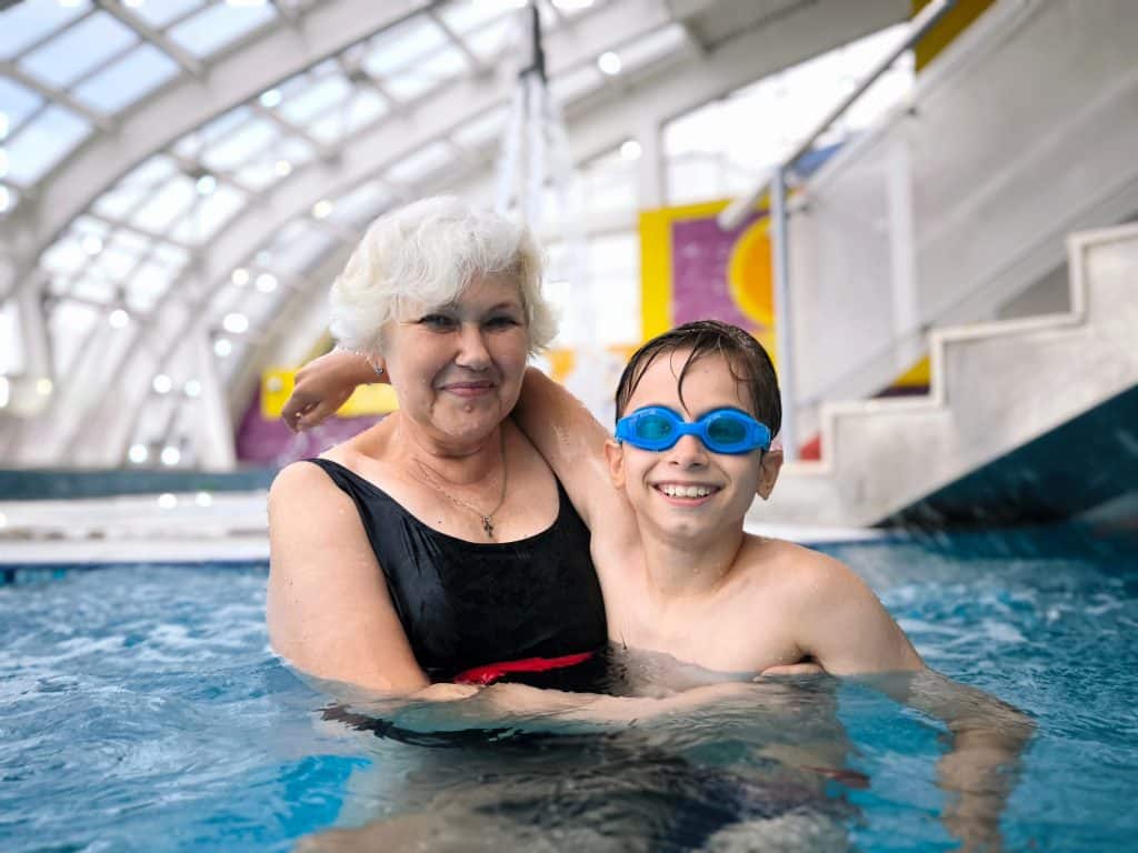 oma-enkel-schwimmen